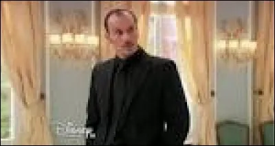 Quel est le nom du bras droit de Sharon Benson ?