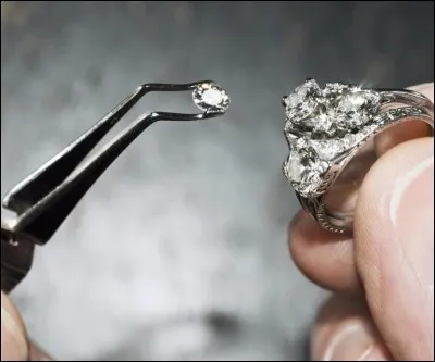 Une technique en joaillerie consiste à fixer une pierre précieuse ou fine sur une monture métallique, en déplaçant une partie de ce métal. Quelle est-elle ?