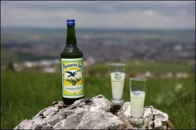 Au XIXe siècle, quelle ville française devient la capitale de l'absinthe ?
