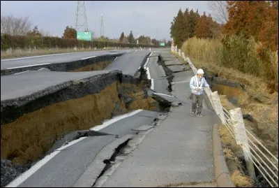 Les séismes : 
Le lieu de rupture des roches en profondeur se nomme...