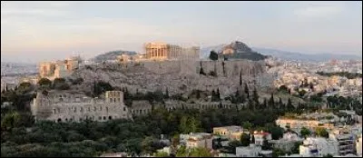 1 jour plus tard, nous voilà à Athènes. Mais qui a fondé cette ville devenue incontournable en terme de tourisme ?