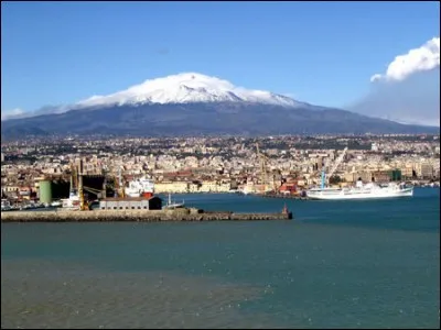 2 jours plus tard, nous arrivons dans la chic ville italienne de Catane. Mais qu'est-ce qu'on voit au fond ?