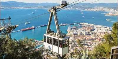 Nous voilà à Gibraltar ! Pour ceux qui ne le savent pas, c'est une région britannique d'Outre-Mer. Parmi ces trois propositions, laquelle est fausse?