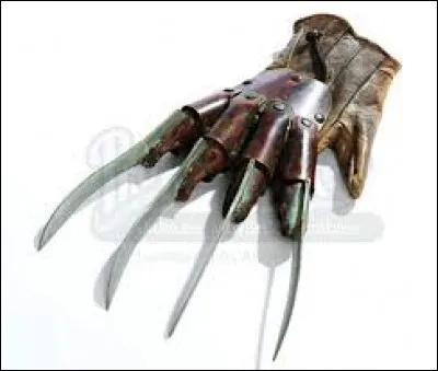 À quelle main Freddy porte-t-il son gant ?