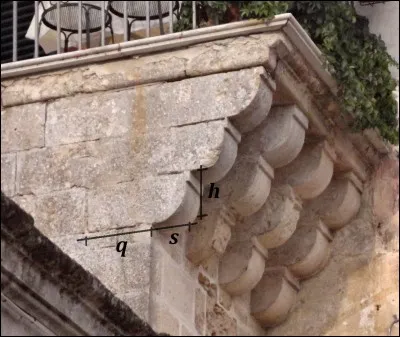 Quel nom d'oiseau désigne aussi un élément encastré en saillie sur un mur pour supporter une poutre ou toute autre charge ?