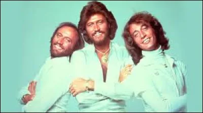 Quel film américain est associé à la chanson "Stayin' Alive" des Bee Gees ?