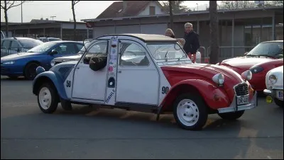 Automobile. On dirait une ... Et oui, elle roule !