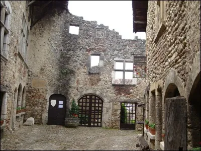 Quelle est cette ancienne cité de tisserands classée dans les plus beaux villages de France, que vous pourrez visiter dans le département de l'Ain ?