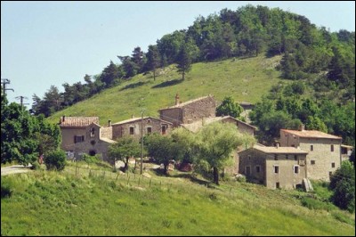 Il existe un petit village du nom de Rochefourchat qui est une commune française, située dans le département de la Drôme en région Auvergne-Rhône-Alpes. Pourquoi est-il connu ?