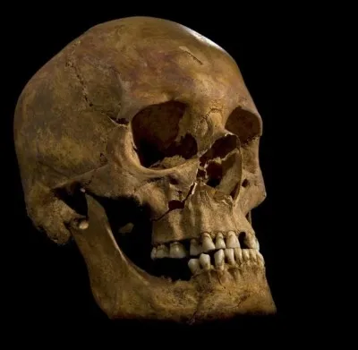 Quelle est la ville qui a été un important sanctuaire où étaient vénérées des reliques de crâne ?