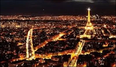 Elle est surnommée la "Ville Lumière".