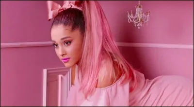 Avec quelle marque de maquillage a-t-elle colaboré ?