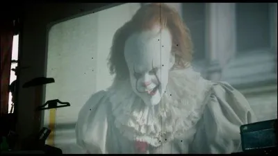 Tu le vois commencer à sortir du projecteur.