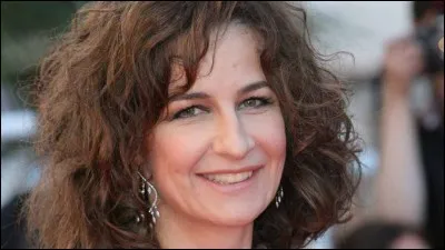 Dans quel film Valérie Lemercier incarne-t-elle une femme d'affaires qui se réveille un matin avec la peau noire ?