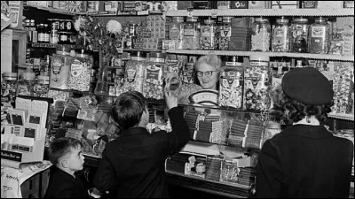 Voici un lieu encombré et souriant. Quel est le métier représenté ?