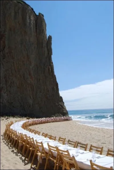 Voilà une trouvaille originale pour un grand banquet... avec la difficulté de communiquer pour les deux bouts de table. Pire encore... ?