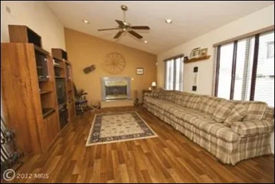 C'est peut-être le seul canapé susceptible de recevoir le coussin de la question 6 ! Voici la photo d'un intérieur (américain sans doute) qui laisse pantois... On peut être toutefois sûr qu'il s'agit... ?