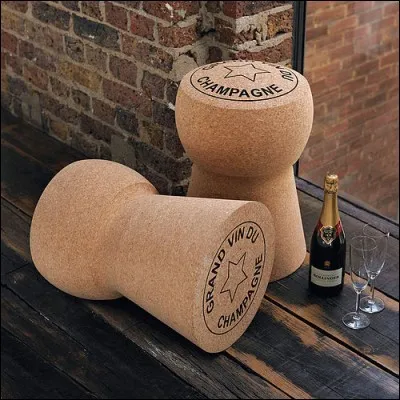 Restons dans le mobilier, avec ces amusants tabourets de liège. Ce qui serait encore plus drôle, ce serait qu'ils aient... ?