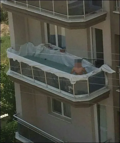 On ne sait pas si on doit rire ou pleurer devant l'idée incongrue de cet habitant, qui s'est fabriqué sa piscine ! Le principal problème, à votre avis... ?