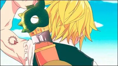 De quel côté est placée la boucle d'oreille d'Élisabeth ?