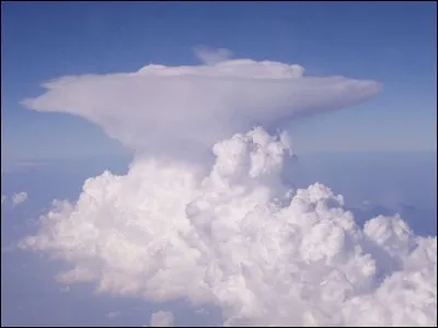 Comment s'appelle ce nuage "pas très gentil" en forme de toque, qui annonce l'arrivée d'orages et de pluies ?