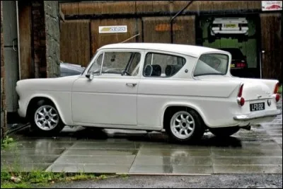 Il ne faut pas être pointu pour connaître ce modèle. Quelle marque a produit l'Anglia ?