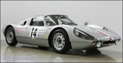 Jolie minois pour cette GT en fibre de verre devenue rare.
Quelle marque sportive a produit cette automobile ?