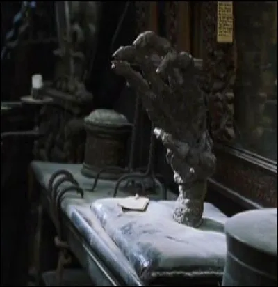 Cette main peut être acquise chez Barjow et Beurk, Allée des Embrumes, si vous savez comment y accéder. Elle porte un nom particulier. Lequel ?