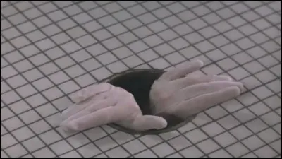 Cette paire de mains gantées de blanc se trouve dans une position difficile, apparemment, et pourtant non. A qui est-elle ?