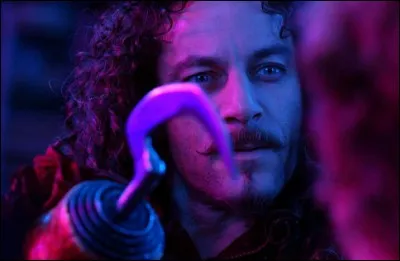 Le Capitaine Crochet, le bien nommé puisque l'une de ses mains est désormais un crochet, a perdu celle-ci dans quelles circonstances ?