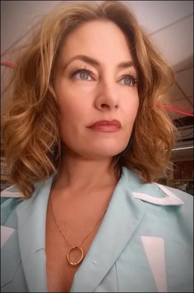 Comment s'appelle cette jolie blonde ?