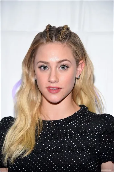 Comment s'appelle cette blonde ?