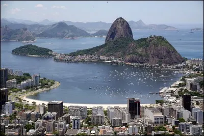 Laquelle est une île de l'océan Pacifique située à 32 km des côtes de San Francisco ?