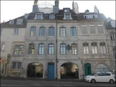 Dans cette ville, se trouve la maison natale de Victor Hugo, il s'agit de...