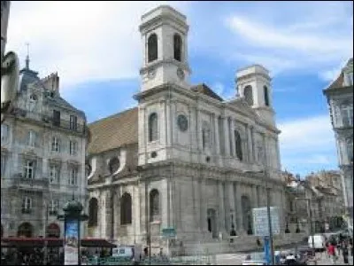 Dans cette ville, on peut y admirer l'église Saint-Madeleine, il s'agit de...