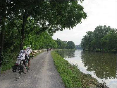 Comment s'appelle le canal de 584 km qui coule à New York ?