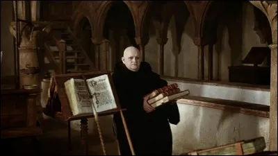 A cette époque, les livres étaient écrits et peints à la main, avec un talent et une patience infinis. Dans le film Le nom de la rose, pourquoi le livre devient-il un instrument de mort ?
