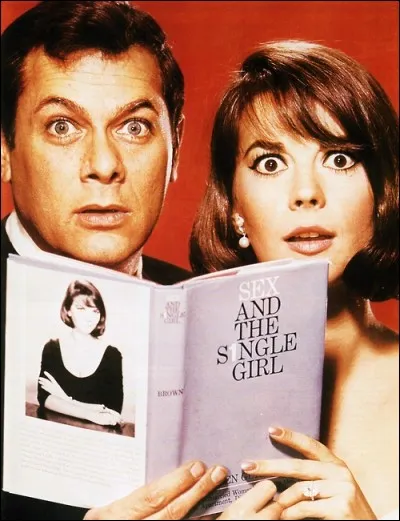 Cette comédie des années soixante, titrée en français Une vierge sur canapé, avec Tony Curtis et Natalie Wood alors au sommet de leur charme, évoquait un livre choquant pour l'époque. La raison en était... ?