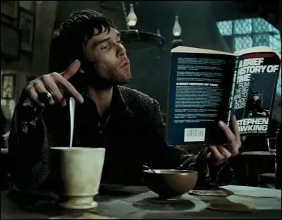 Cette image est tirée de la saga Harry Potter et prend place dans l'auberge du Chaudron baveur à Londres. Quel est le thème du livre à grand succès que lit le sorcier ?