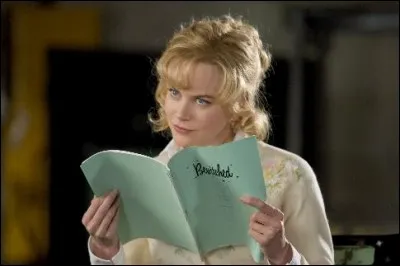 Dans ce film, le personnage que joue Nicole Kidman lit cet ouvrage titré Bewitched (Ensorcelé). Pourquoi ?