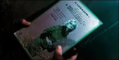 Ce livre, écrit par Rita Skeeter, est une biographie non-autorisée de Dumbledore. Quel est le problème avec cet ouvrage ?