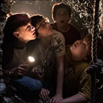 Qui est le garçon au t-shirt jaune à gauche ?