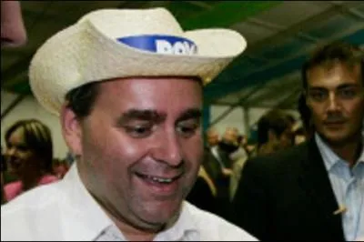 Roselyne Bachelot, favorable  la hausse des prix du tabac, s'est fait moucher par le secrtaire gnral de l'UMP Xavier Bertrand. Il a profit d'une interview sur LCI pour lui rtorquer: