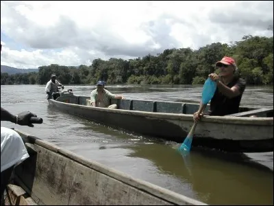 Il est le compositeur-interprète de cette chanson : La Pluie !