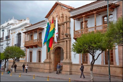Dans quelle ville bolivienne se trouve l'édifice La Casa de la Libertad contenant le salon de l'Indépendance ?