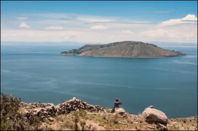 Sur quel plan d'eau d'Amérique du Sud se trouve le détroit de Tiquina ?