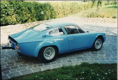 Quelle est la marque de cette 2000 GT de 1963 ?