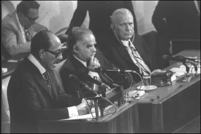 C'est l'année de la visite historique du Président égyptien Sadate à Jerusalem; c'est aussi l'année de la mort d'Elvis Presley. De quelle année s'agit-il ?