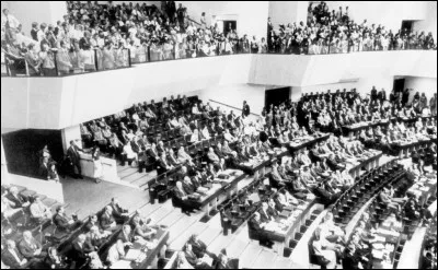 Cette année-là, les accords d'Helsinki représentent l'apogée de la détente dans les relations internationales; c'est aussi l'année de naissance de Cécile Duflot et de Marion Cotillard. Quelle est cette année ?