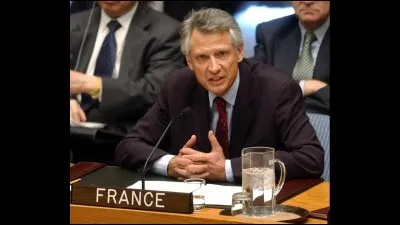 La France condamne l'attaque de l'Irak par les Etats-Unis de George Bush ; c'est aussi l'année d'une sécheresse estivale et de la canicule. De quelle année s'agit-il ?